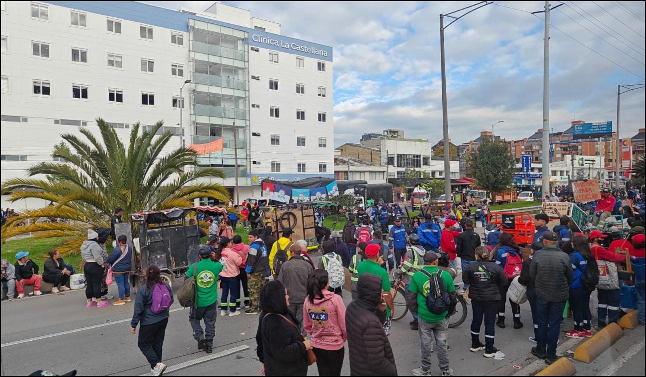 Protesta de recicladores en la autopista Norte con calle 100, en Bogotá