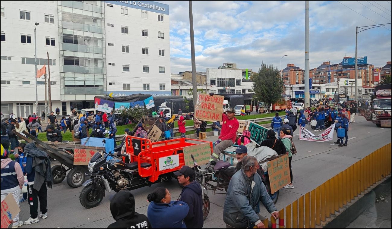 Protesta de recicladores en la autopista Norte con calle 100, en Bogotá