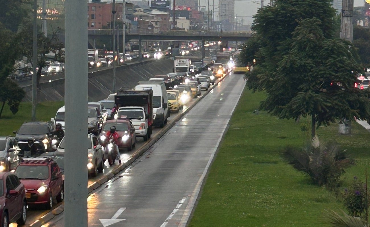 Trancón en NQS por Transmilenio varado