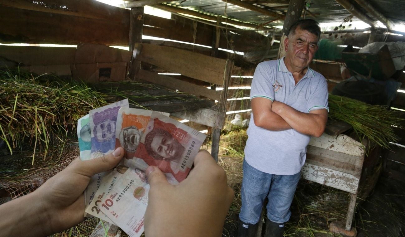 Campesino en Bogotá recibiendo apoyo económico
