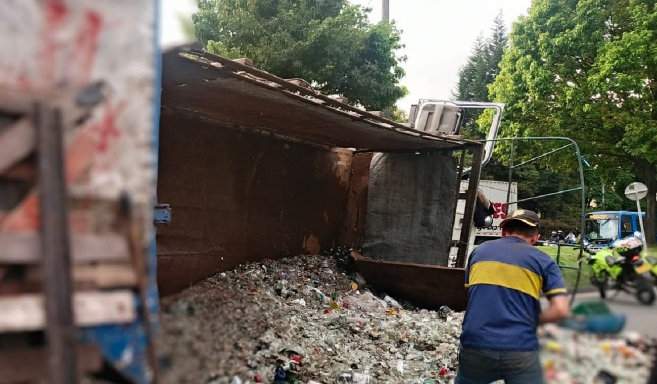 Camión volcado en avenida Ciudad de Cali