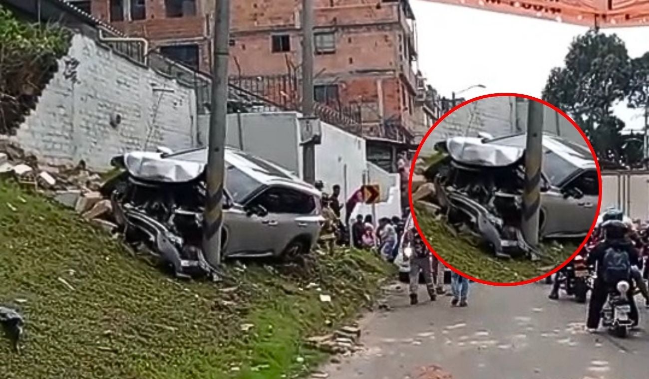 Camioneta se estrelló contra un poste y complica la movilidad en Usaquén