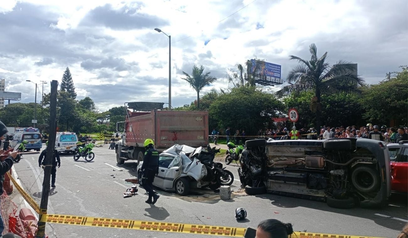 Fatal accidente en la 68 involucró tres carros, una volqueta y una moto