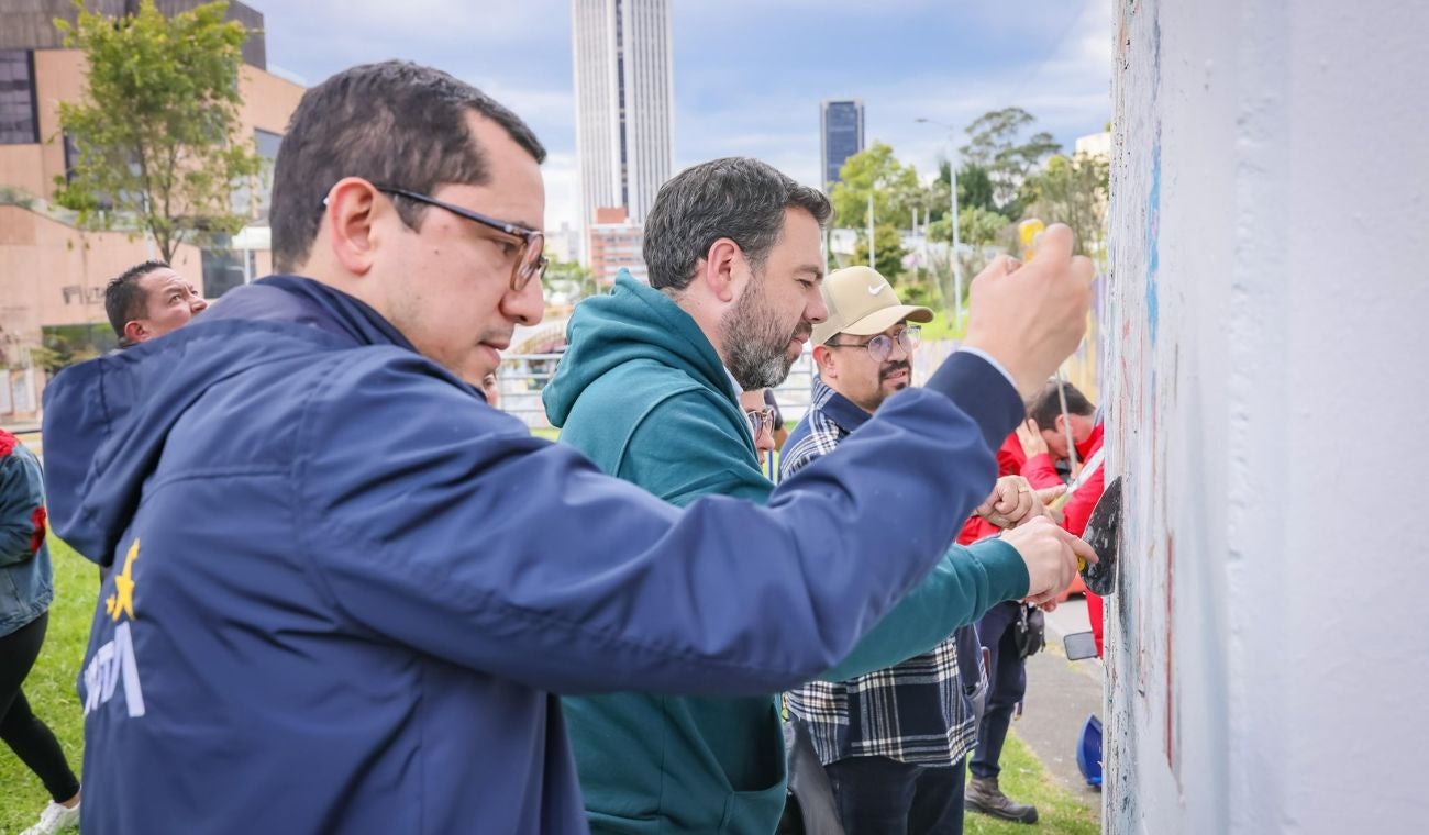 Galán se las dio de artista y lideró jornada de pintura en puentes de Bogotá