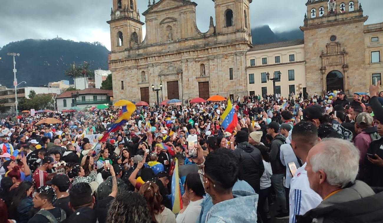 Plaza de Bolívar fue punto de encuentro por noticias sobre Maduro