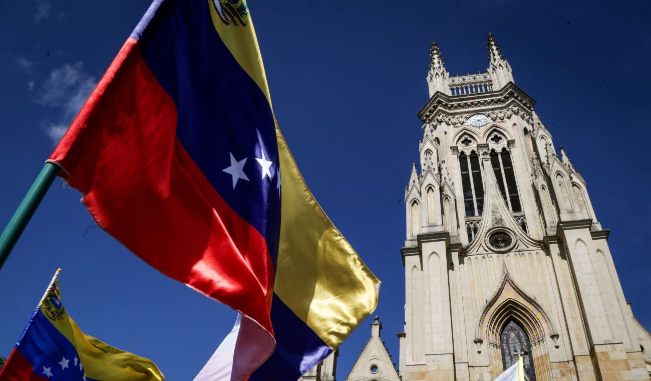 La bandera de Venezuela ondea frente a la iglesia de Lourdes, en Bogotá