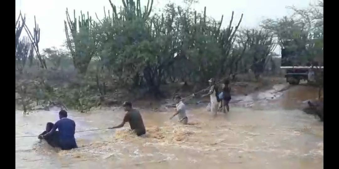 con cuerdas docentes cruzaron a arroyo en la alta guajira