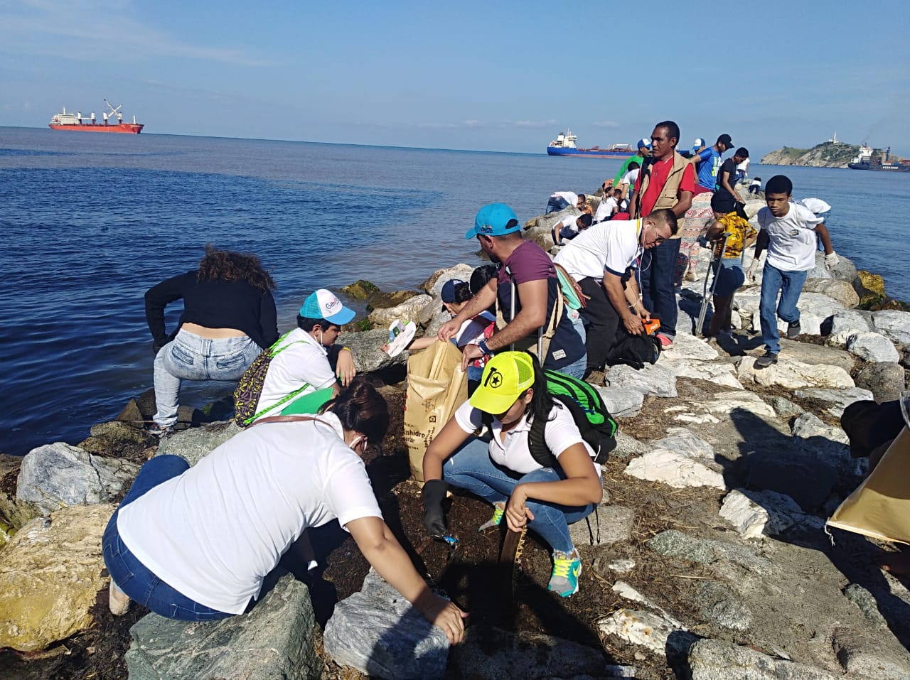 Jornada de limpieza de cuerpos hídricos en Playa Los Cocos
