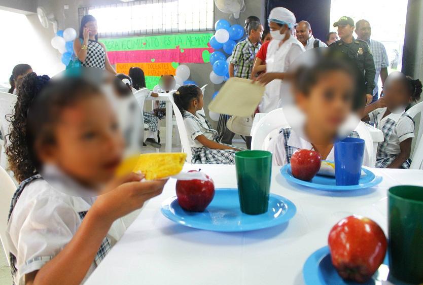 Este programa lleva alimentos a estudiantes de instituciones oficiales