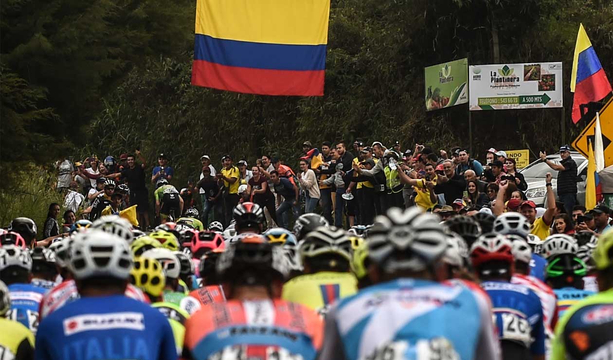 Los corredores durante la segunda etapa del Tour Colombia