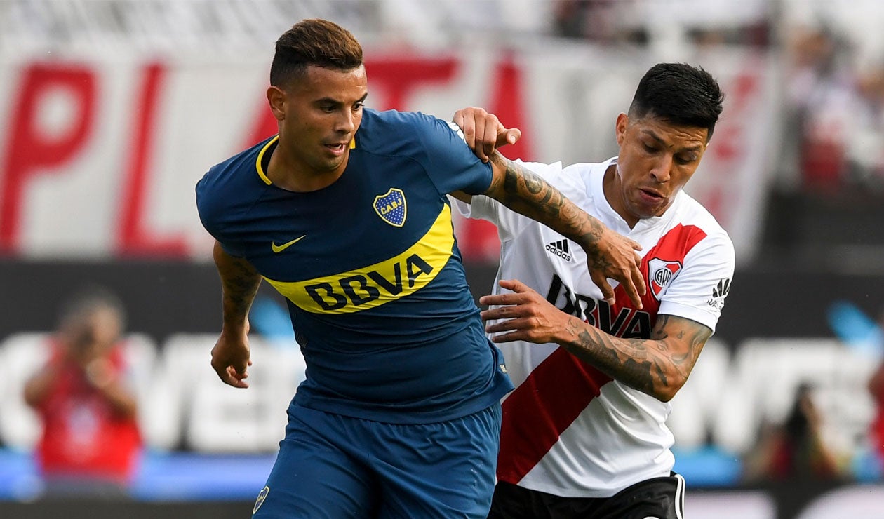 Edwin Cardona cuando era jugador de Boca en un partido ante River