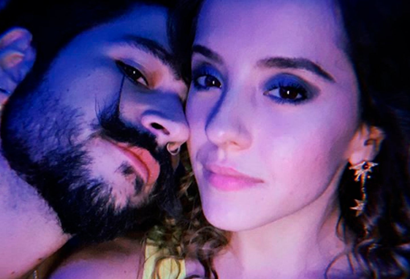 Camilo compartió un gracioso video de su novia lanzándose a una piscina con un flotador en forma de unicornio.