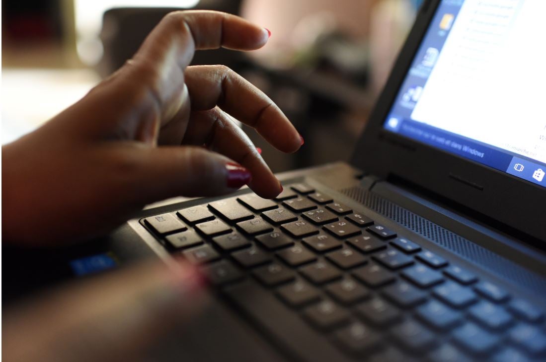 Internet, manejo de páginas web y redes sociales.