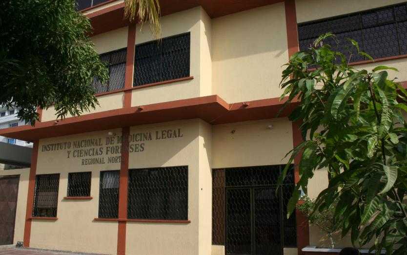 El cadáver de Alberto Meza fue llevado a Medicina Legal.