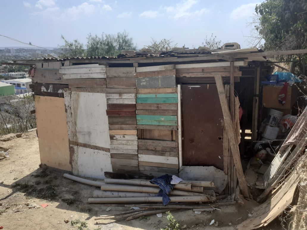 No contentos con agredirlos, también se les llevaron lo poco que tenía la pareja de venezolanos