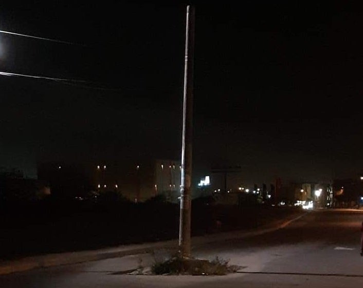 Los postes fueron dejados en la mitad de la calle.