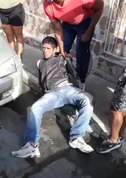 El presunto ratero le dieron con cascos, pies y palos