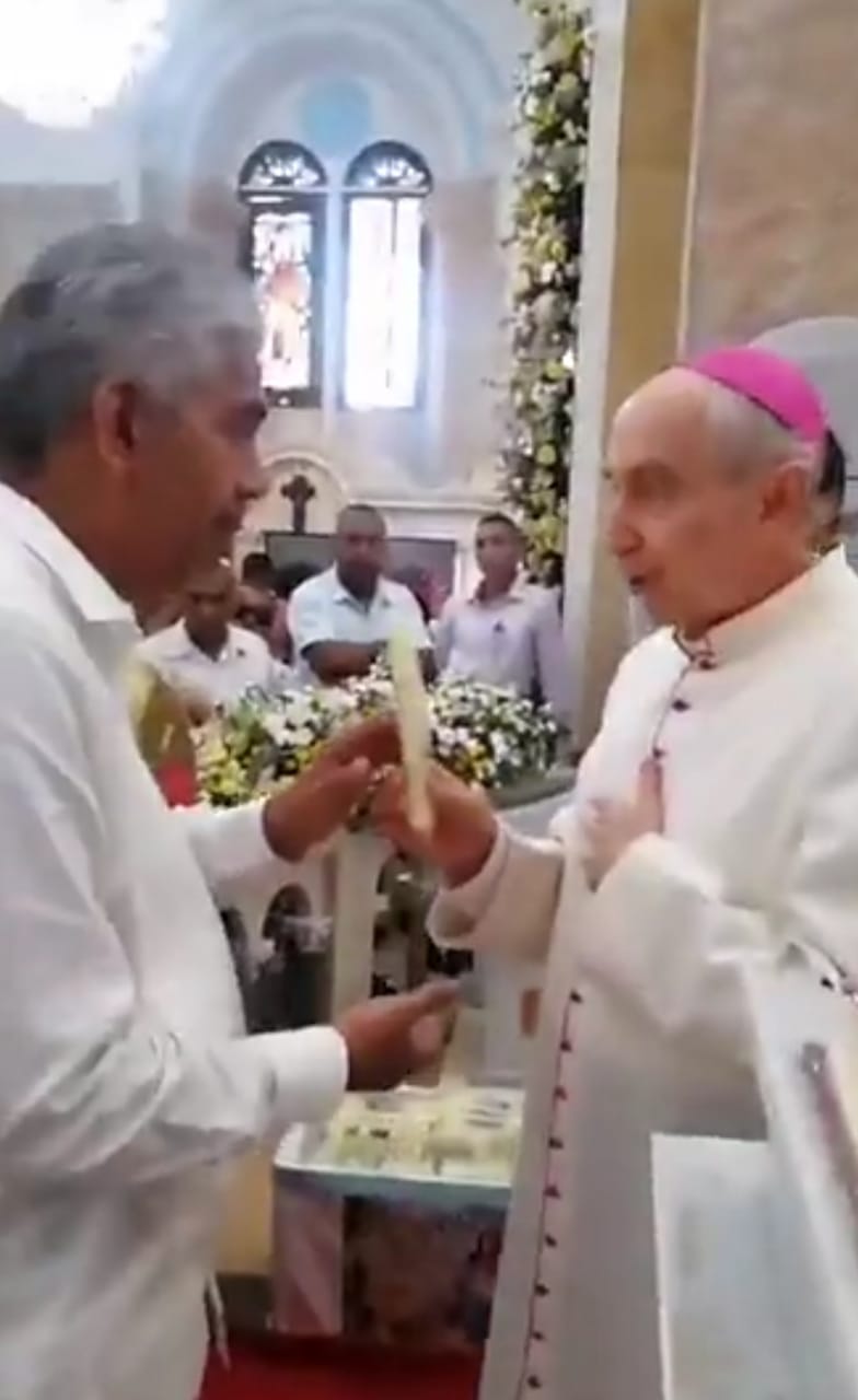 Luego de 10 años el Capi Romero recibió la vela símbolo de las fiestas de manos de Monseñor Hector Salha