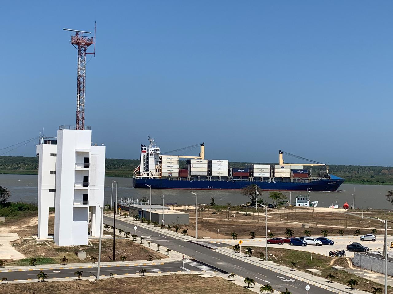 El buque quedó varado en Bocas de Ceniza.