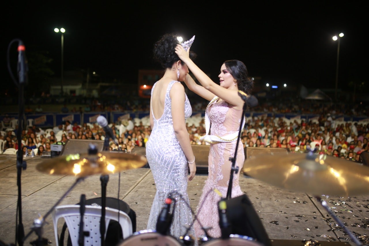 Noche de imposición de banda a las reinas