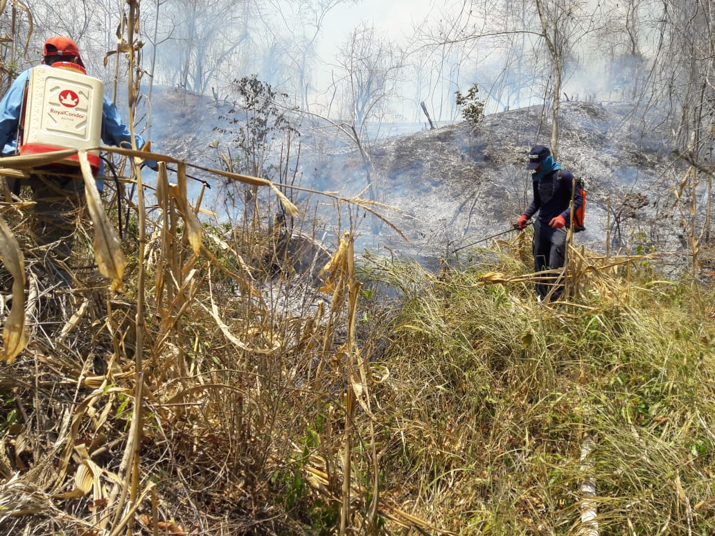 El personal debe caminar más de 10 kilómetros para poder llegar al sitio de la emergencia.