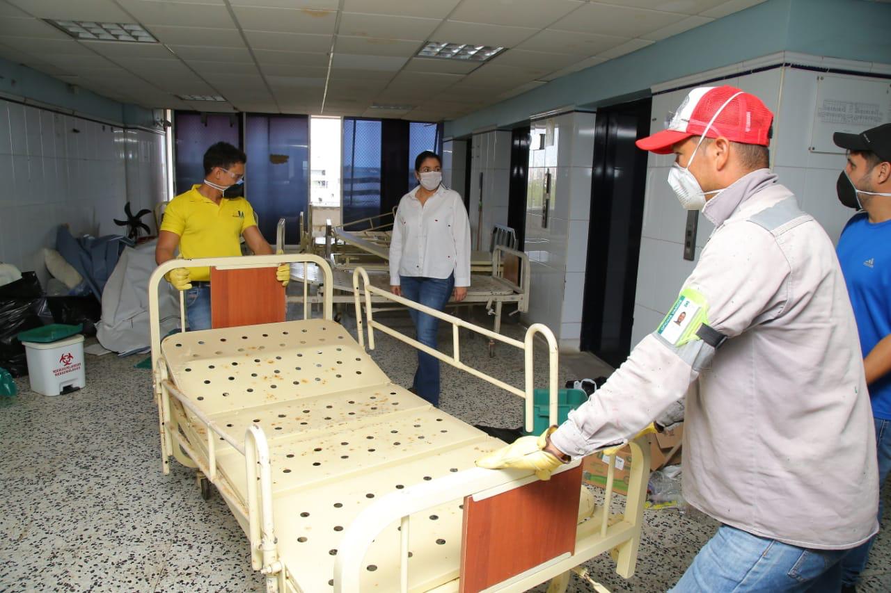 Los obreros trabajan las 24 horas del día para entregar el hospital.