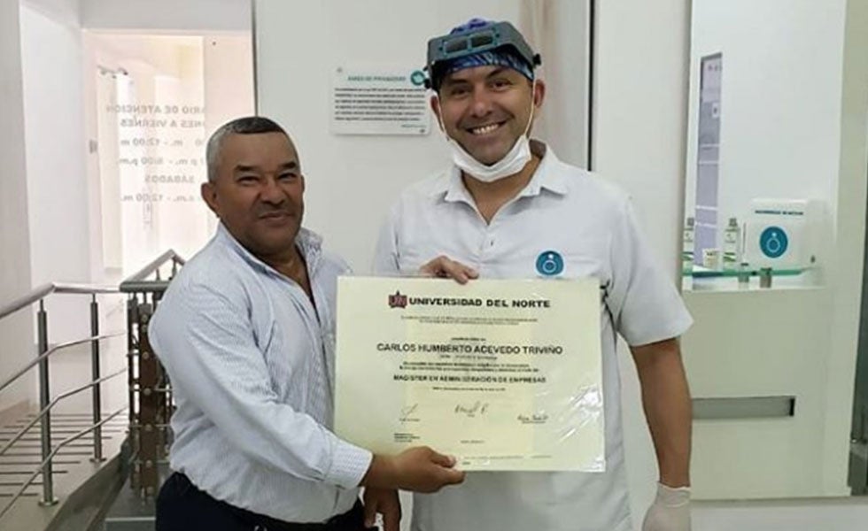 El señor Guillo entregó los diplomas con una sonrisa.
