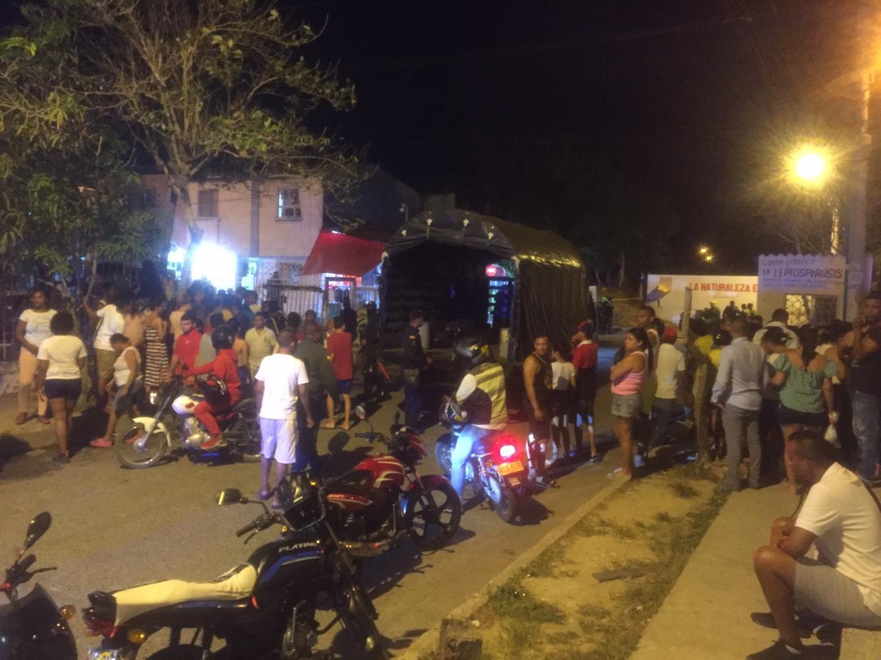 La multitud de curiosos no se hizo esperar en el lugar de la muerte