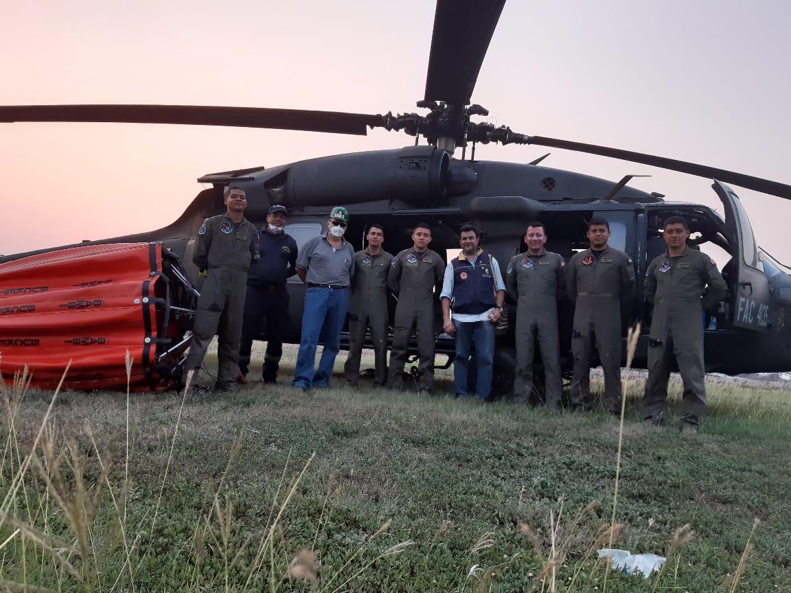 cerca de 127 unidades humanas en tierra trabajan para apagar los focos de incendio