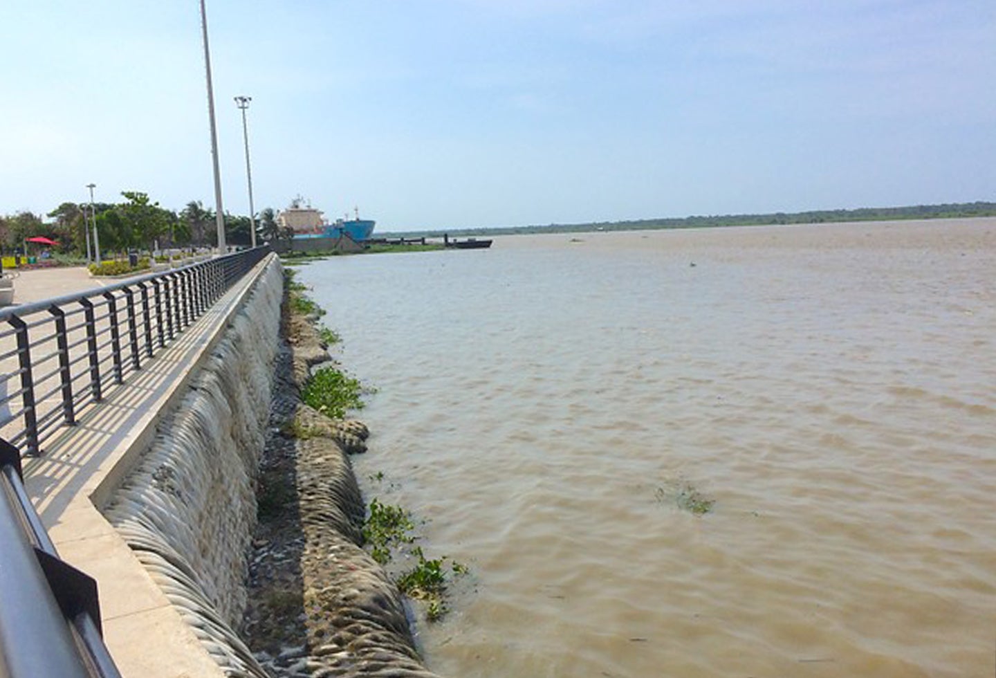 Las menores disfrutaban de un baño en el río.