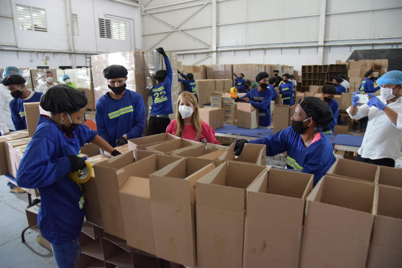 Gobernadora Elsa Noguera junto a equipo.