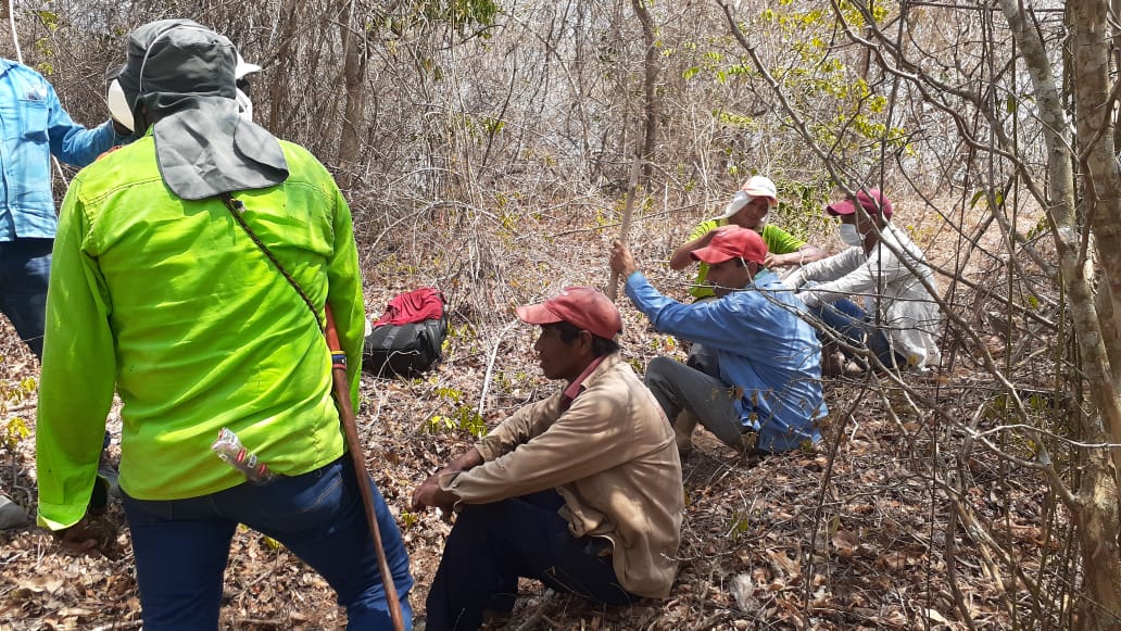 El personal debe caminar más de 10 kilómetros para poder llegar al sitio de la emergencia.