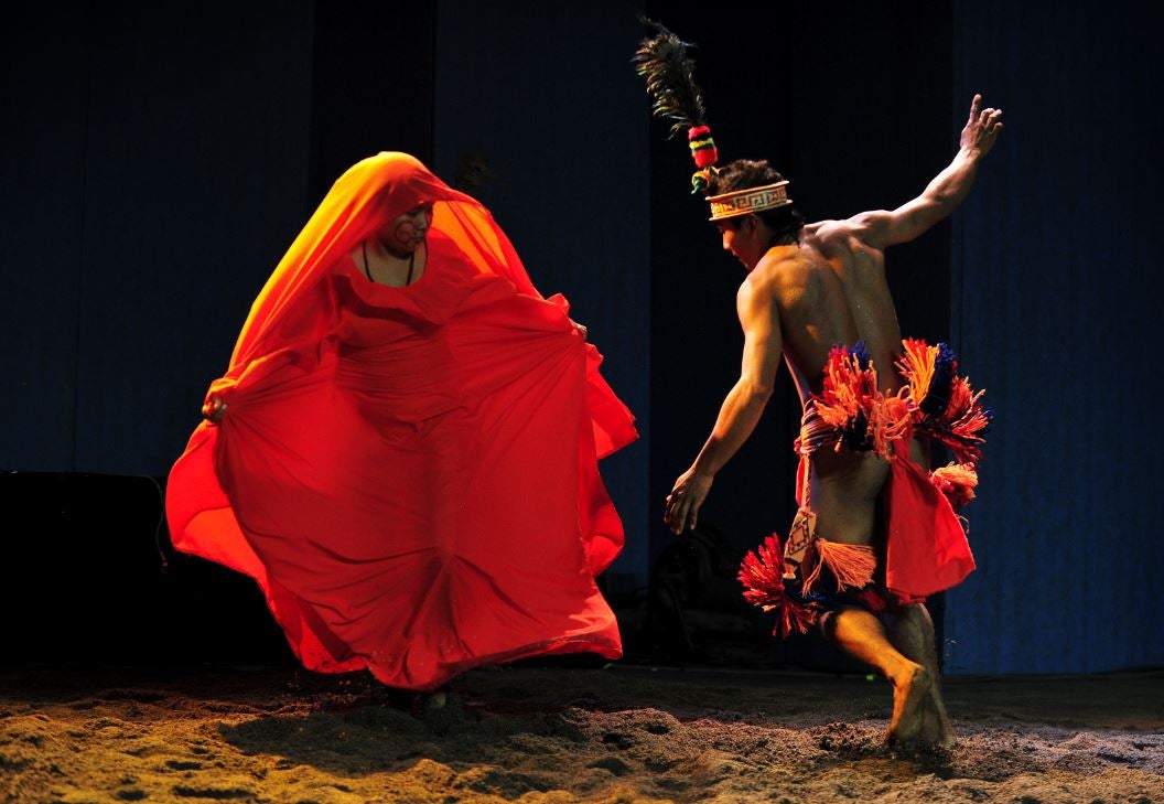 Indígenas wayúu bailando la danza tradicional de la Yonna