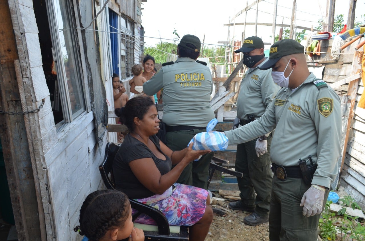 Con plata de su bolsillo los uniformados hacen obra social