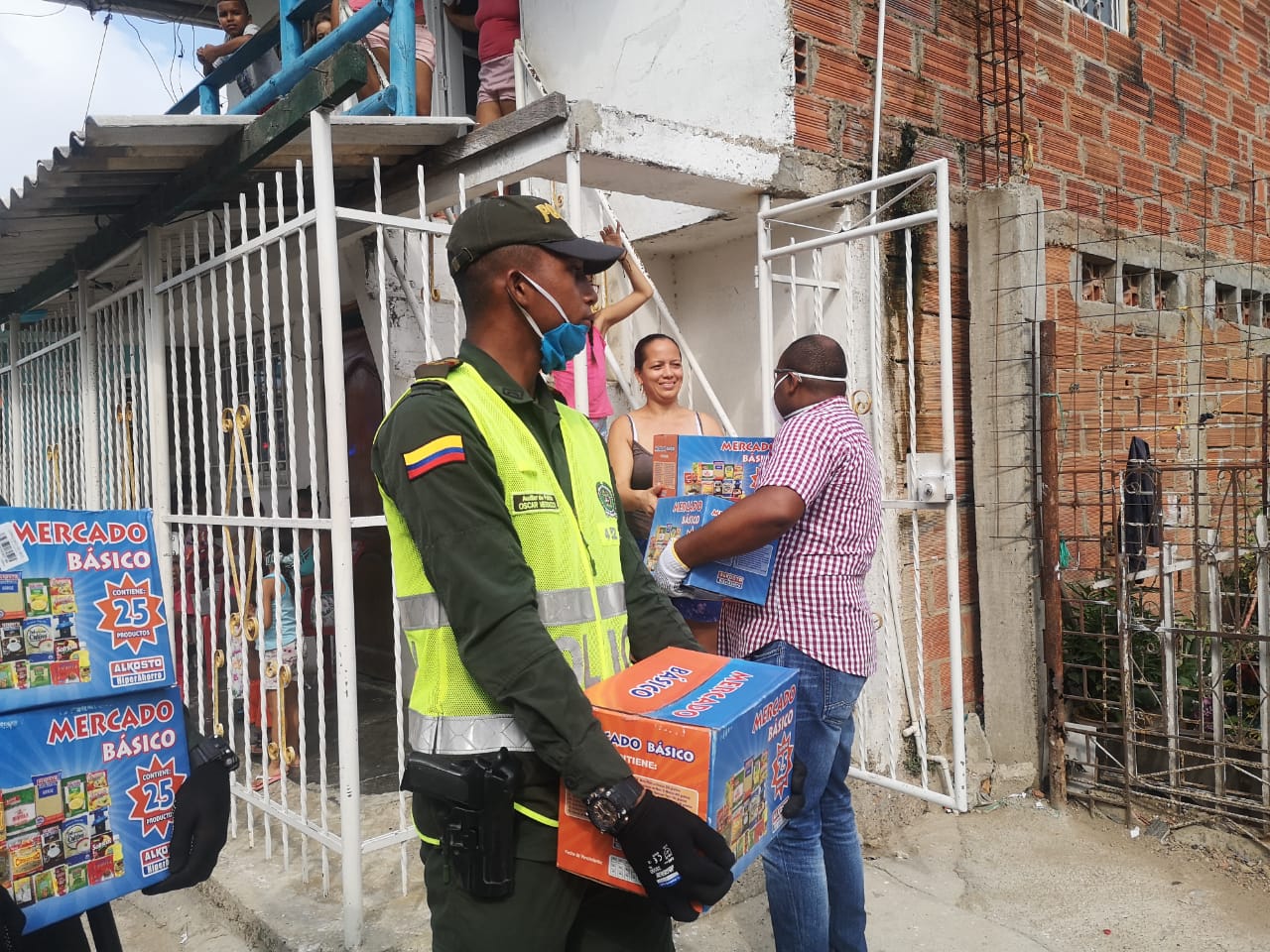 Con el apoyo de funcionarios de empresas privadas