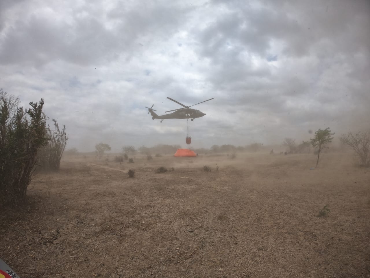 Helicóptero de la fuerza aérea trabaja en la zona de la emergencia