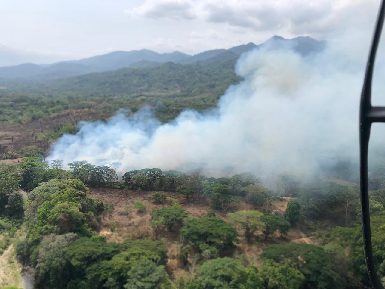 Desde el aire las autoridades trabajan para extinguir las llamas en la montaña