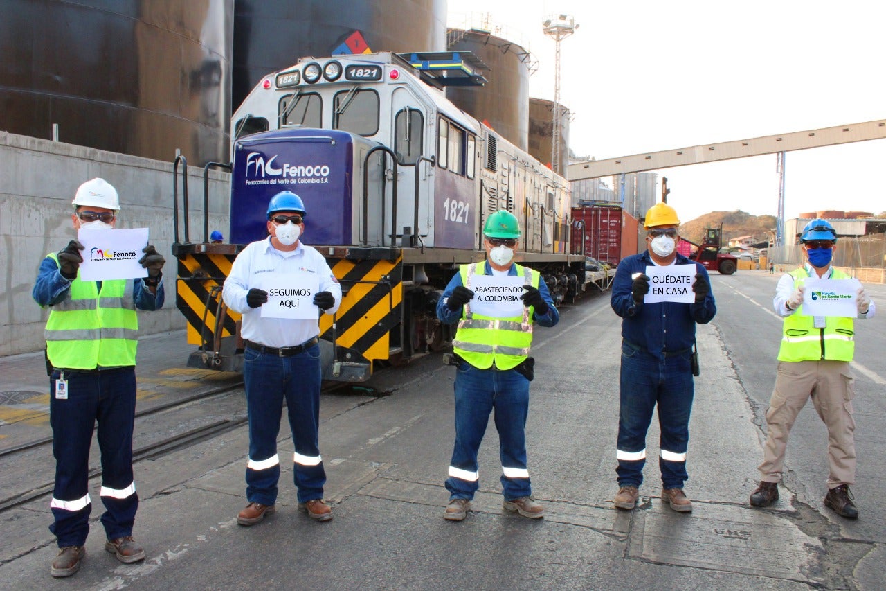 Los trabajadores del puerto trabajan para llevar mantener abastecido al país