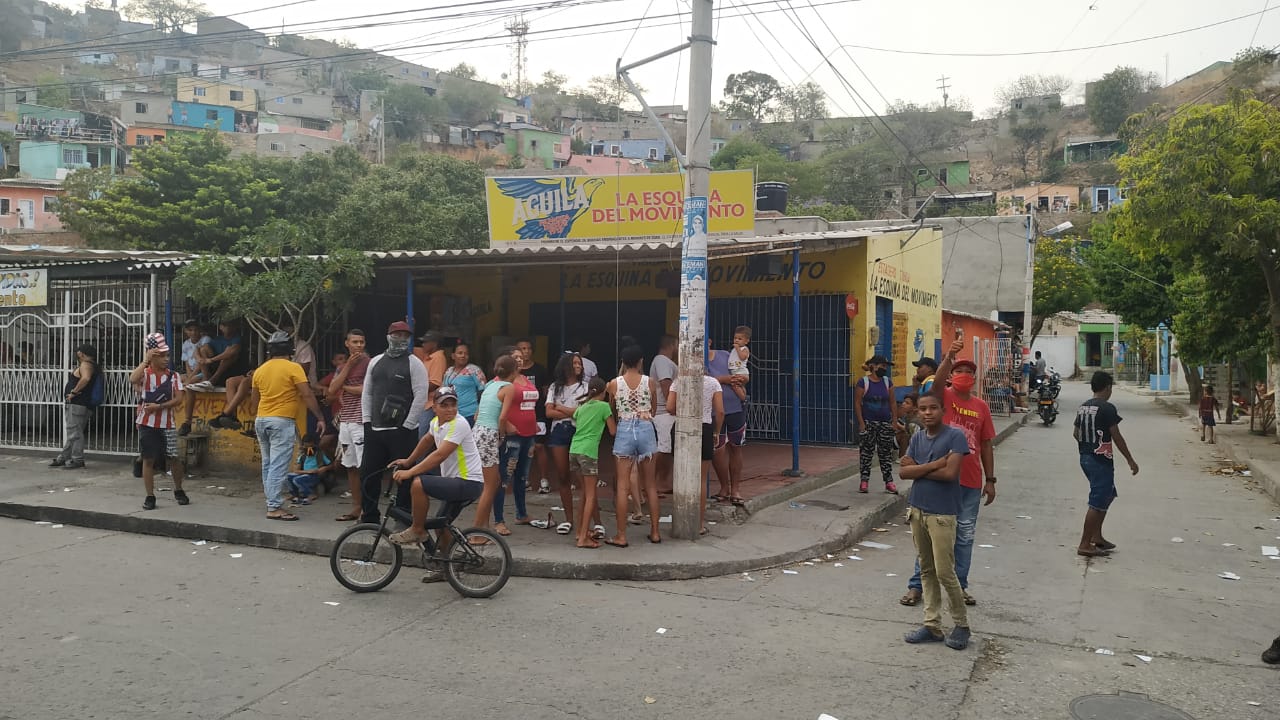 Habitantes de villa del río también exigen las ayudas, al gobierno distrital, bloqueando vías principales de Santa Marta