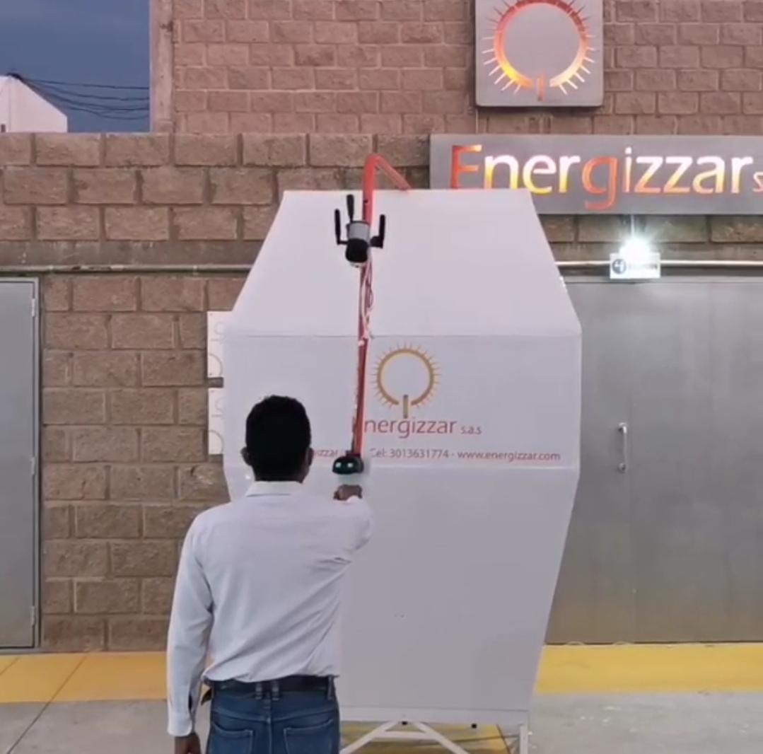 La máquina también puede a través de lector de cédula identificar a las personas por su número de identidad y temperatura