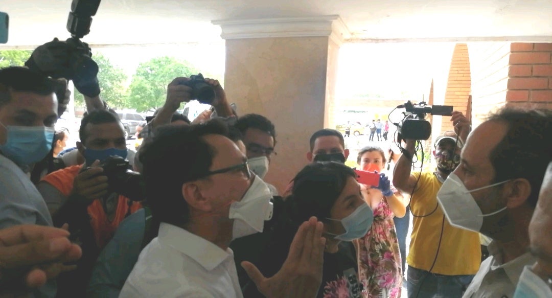 a la salida del centro asistencial hubo un enfrentrentamiento entre gobernador del Magdalena y Supersalud por intervención del Hospital Barreneche