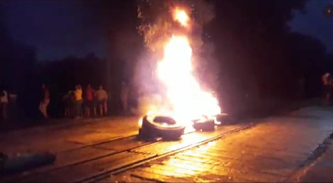 En la madrugada habitantes de Aracataca se tomaron las vías de hecho por la falta de energía