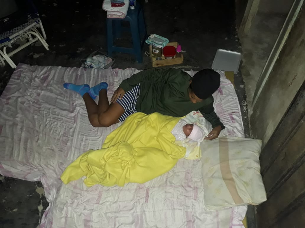 Una mujer y su bebé recién nacido debieron dormir en la calle por la falta de luz y las altas temperaturas