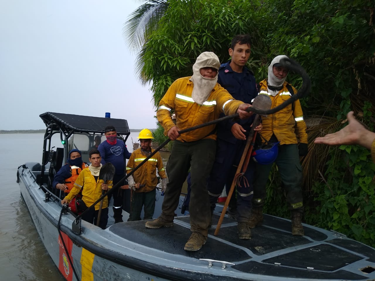 Los organismos de socorro extreman las medidas para poder llegar a los focos de los incendios