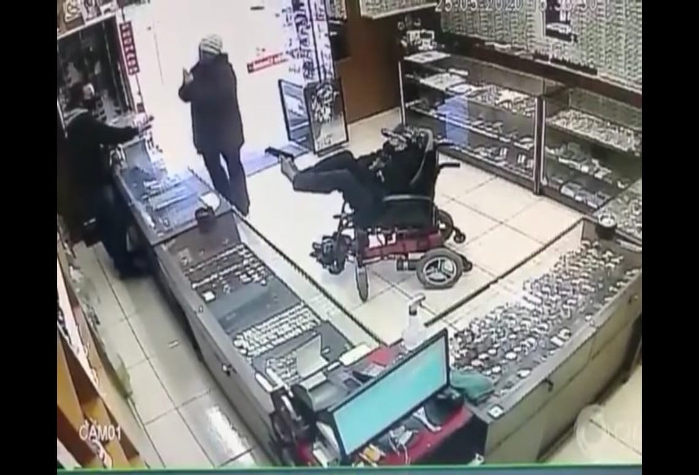 [Video] Ladrón sin brazos y en silla de ruedas asaltó una joyería