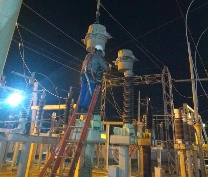 Trabajos de los operarios de Electricaribe en la subestación Riohacha
