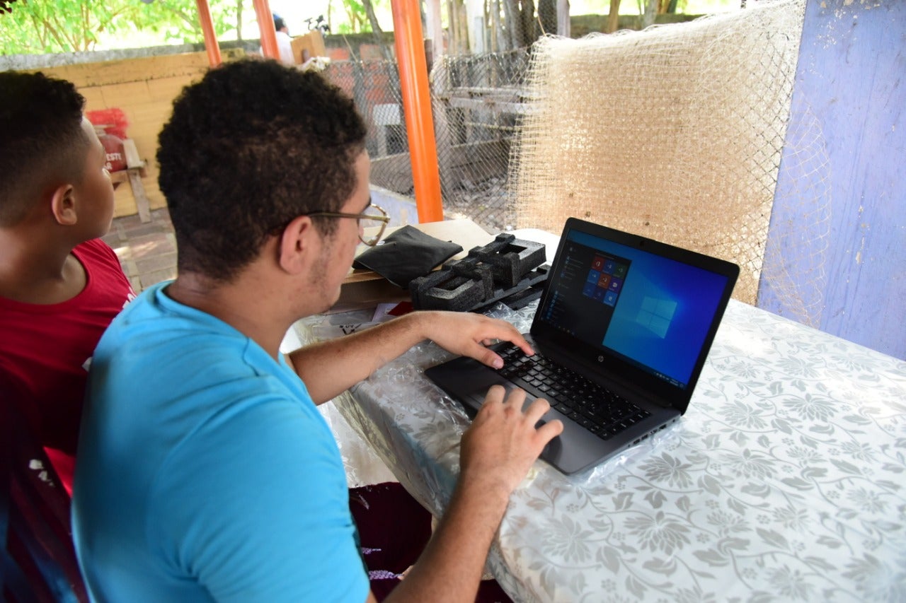 Tomás no tendrá que subirse mas a un árbol para dar clases en el corregimiento de San Basilio