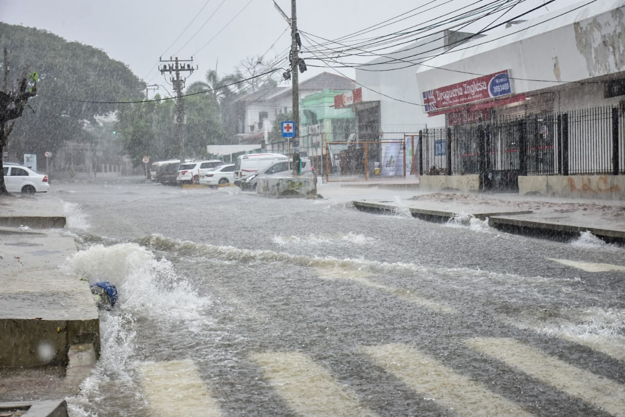 Fuerte aguacero genera emergencias en Barranquilla y Soledad.