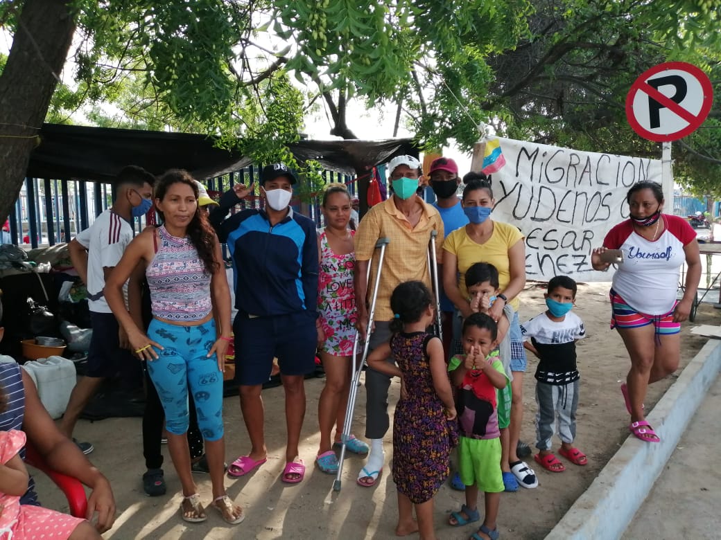 Los migrantes viven en cambuches improvisados.