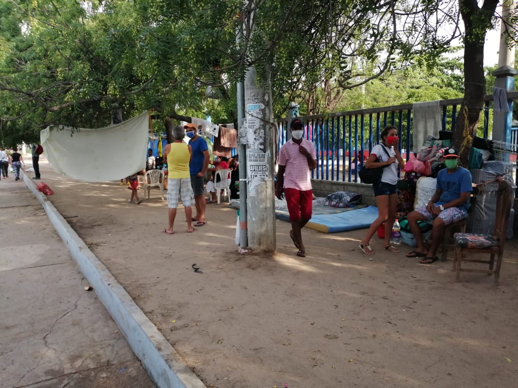 Se encuentran hacinados durmiendo en colchonetas.